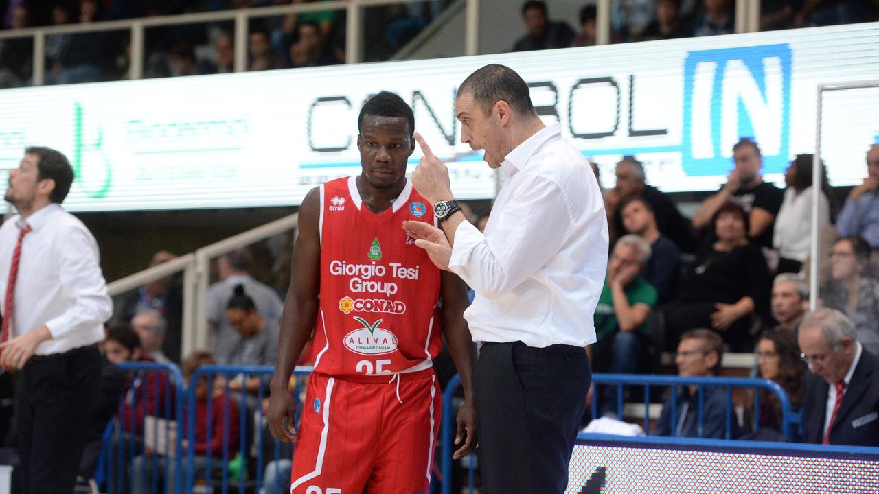 Esposito dà indicazioni a Ronald Moore