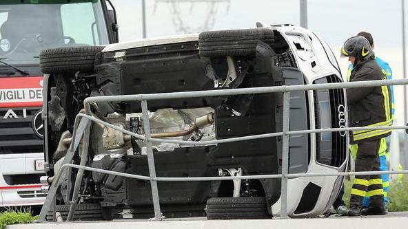 Auto finisce sulla spalletta di un ponte