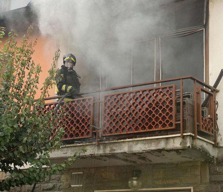 Fiamme in casa, ragazza intossicata 