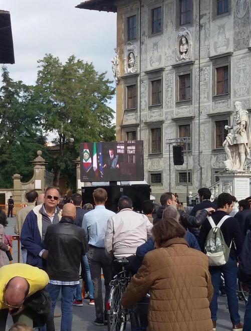 Tiepidi saluti e tiepidi applausi 