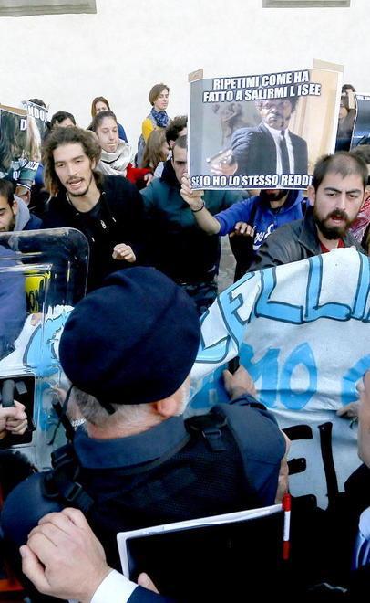 Gli studenti forzano il blocco della polizia Scoppiano tafferugli 