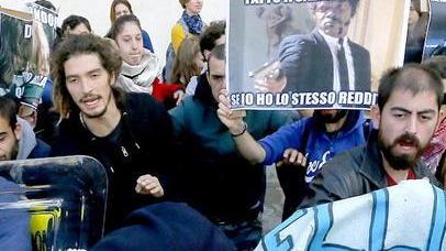 Gli studenti forzano il blocco della polizia Scoppiano tafferugli