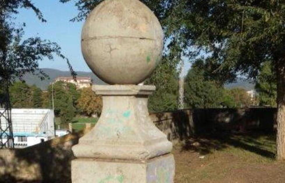 Il pinnacolo divelto è tornato a posto