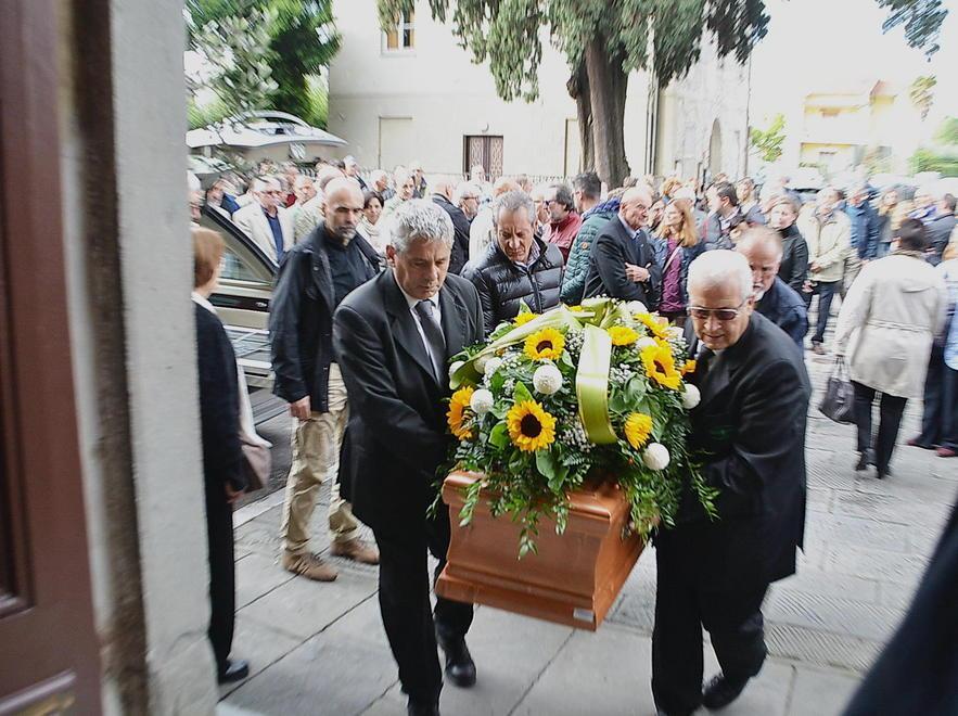 Commozione ai funerali di Carlo Chines 