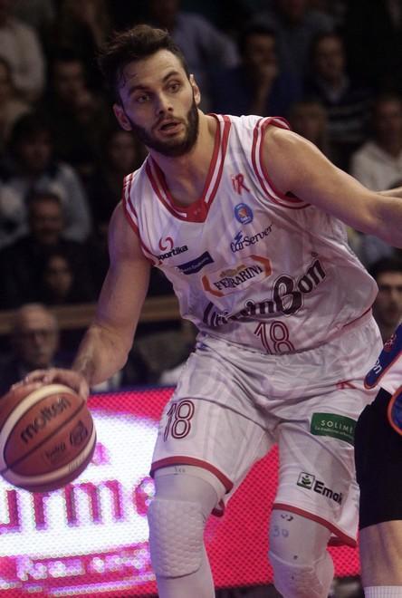 Cantù prima dilaga poi si sgonfia Reggio Emilia vince all’overtime