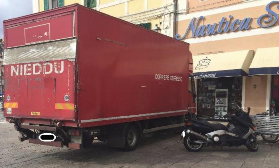 Camion nei parcheggi dei disabili