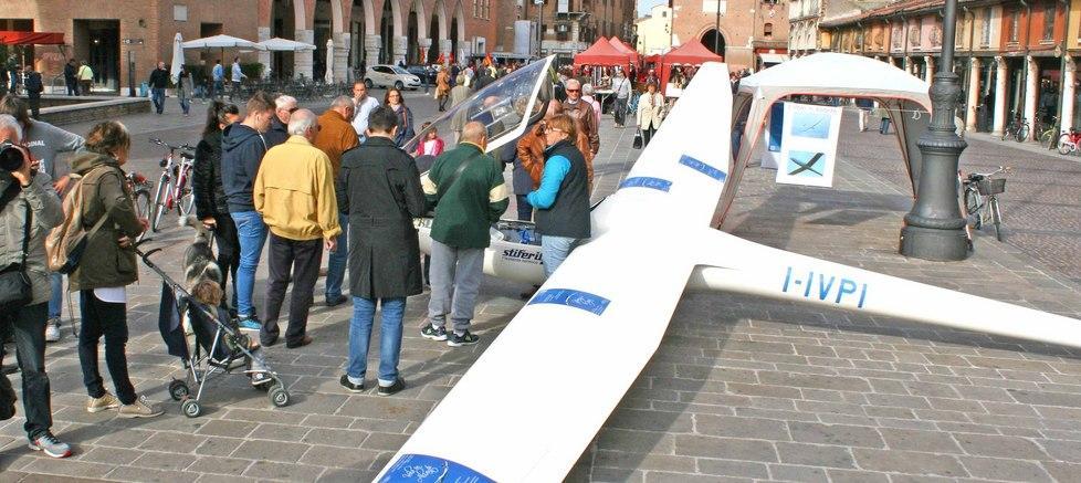 Un aliante è atterrato sul listone