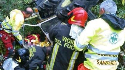 Vola nel burrone con il trattore