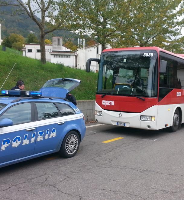 Ragazza ferita dal bus, piede sotto la ruota 