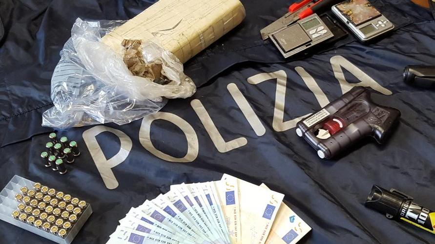 Ai domiciliari, con mezzo chilo di droga