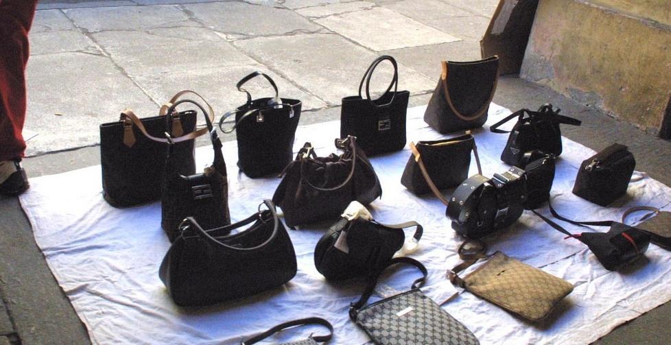 Venditori abusivi in fuga, false griffe sotto sequestro 