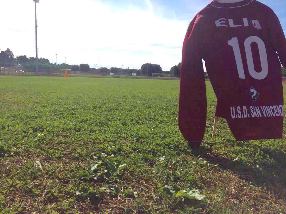 La maglia di Elia Barbetti sul campo sportivo del San Vincenzo, la sua squadra