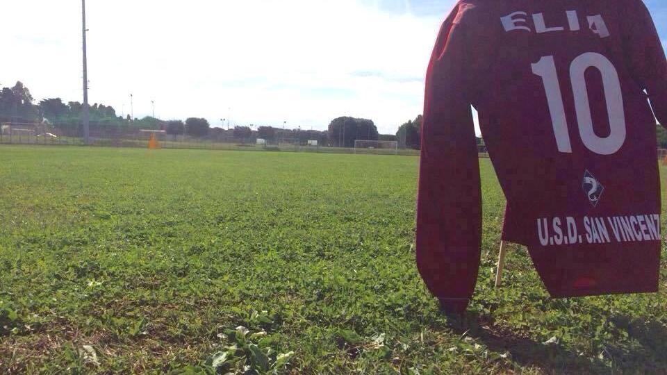 La maglia di Elia Barbetti sul campo sportivo del San Vincenzo, la sua squadra
