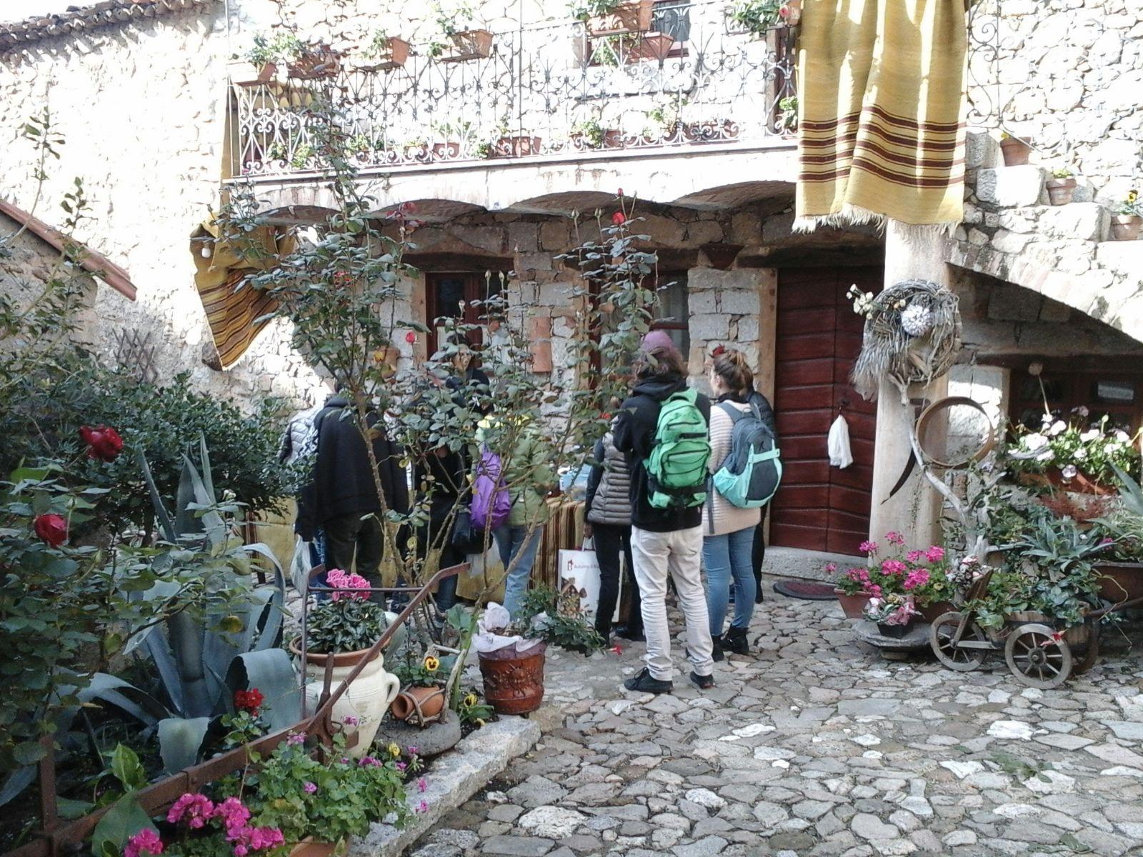Turisti tra le cortes di Orgosolo