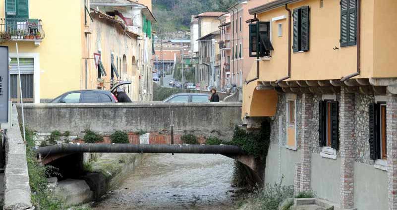 Carrara, mobilitazione per salvare l’antico ponte della Bugia