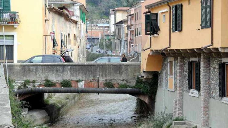 Carrara, mobilitazione per salvare l’antico ponte della Bugia