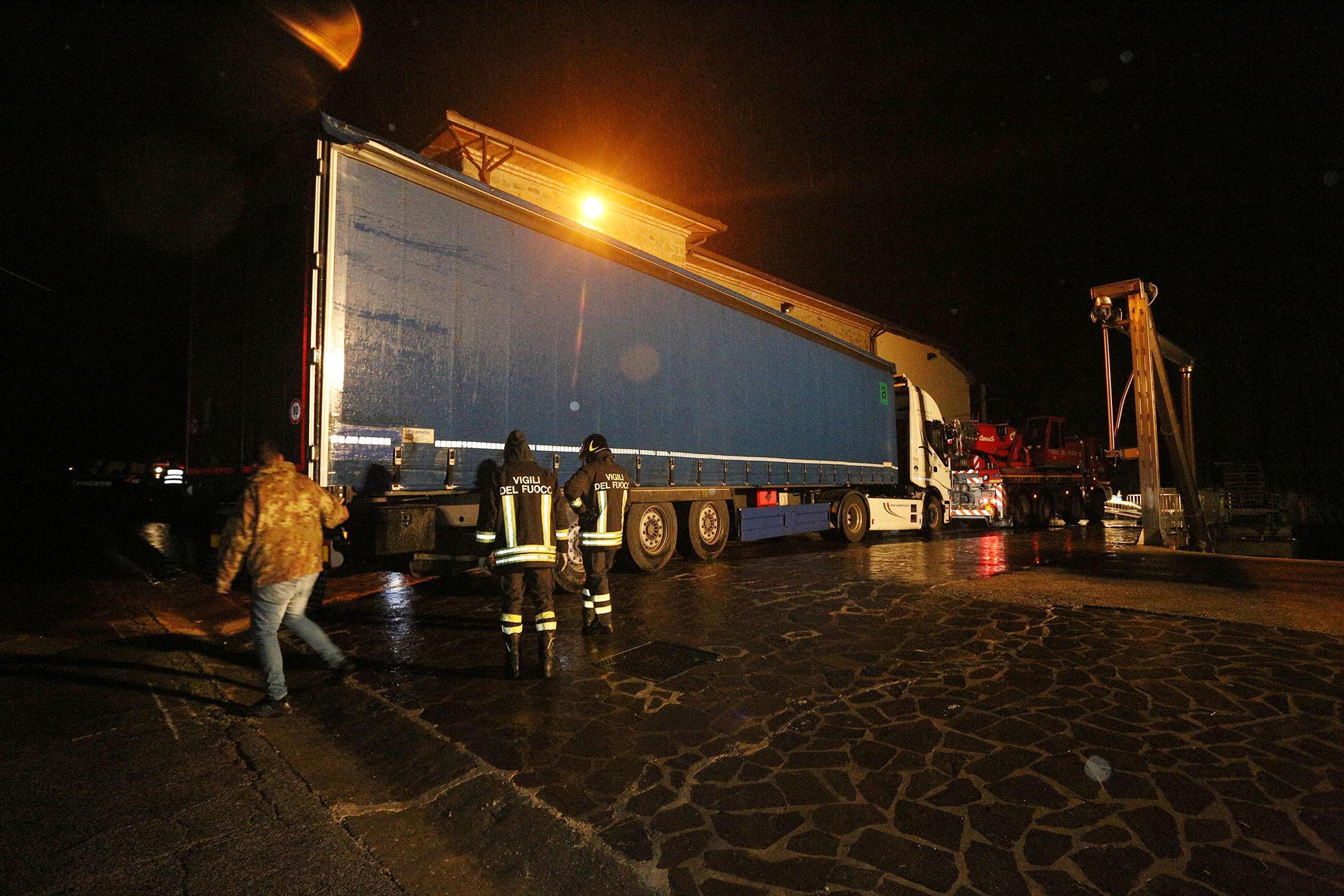 L'intervento della gru per recuperare il tir (Foto Agenzia Carlo Sestini)