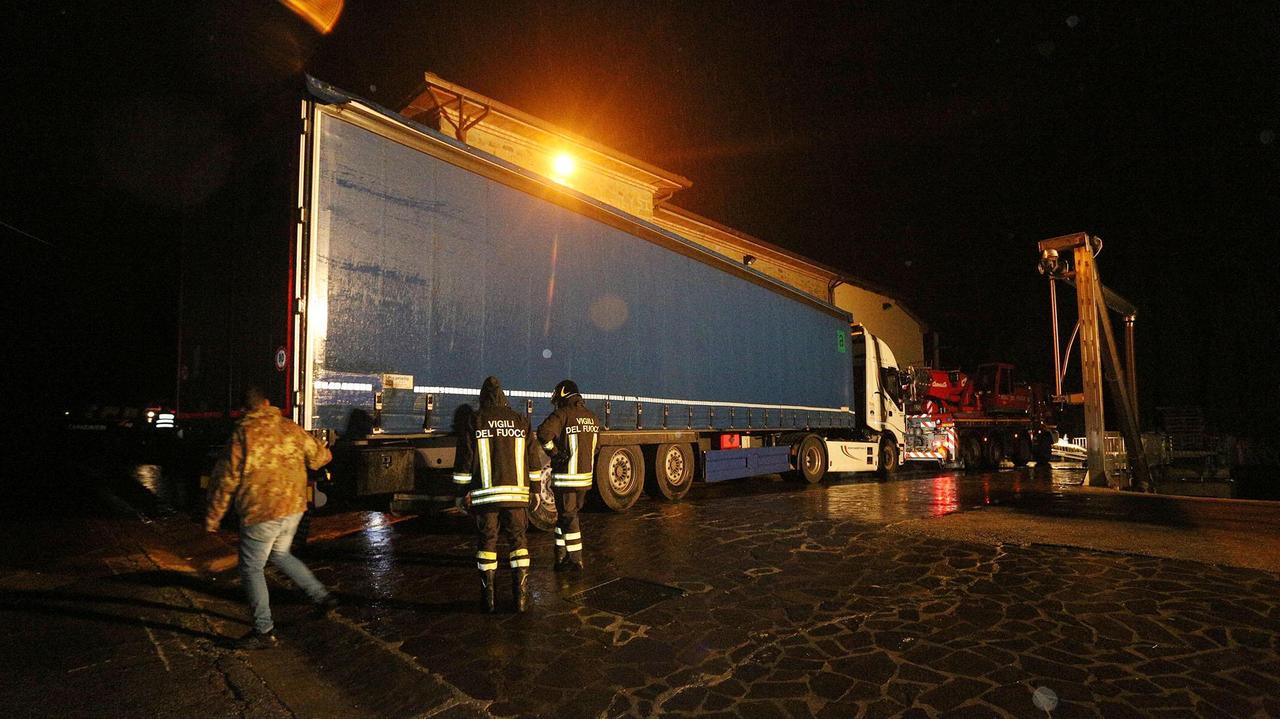 L'intervento della gru per recuperare il tir (Foto Agenzia Carlo Sestini)