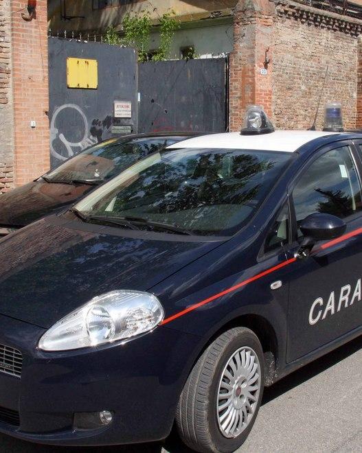 L’abbracciano e gli sfilano l’orologio 