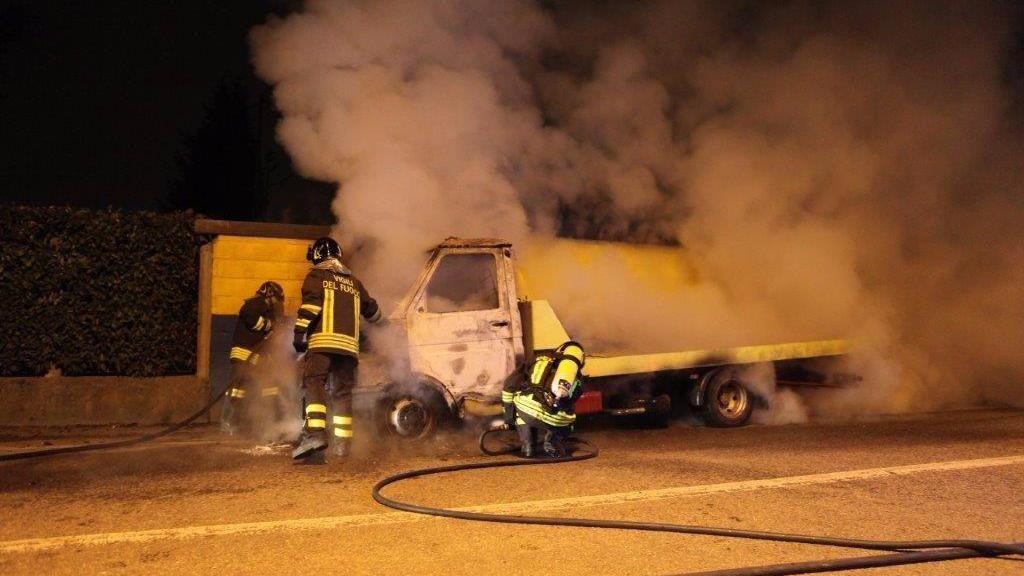 Un carrattrezzi in fiamme