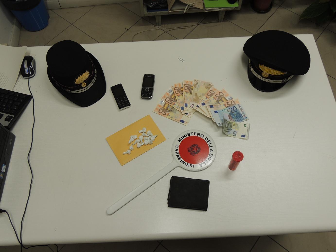 Le dosi di cocaina e il denaro sequestrato dai carabinieri allo spacciatore tunisino