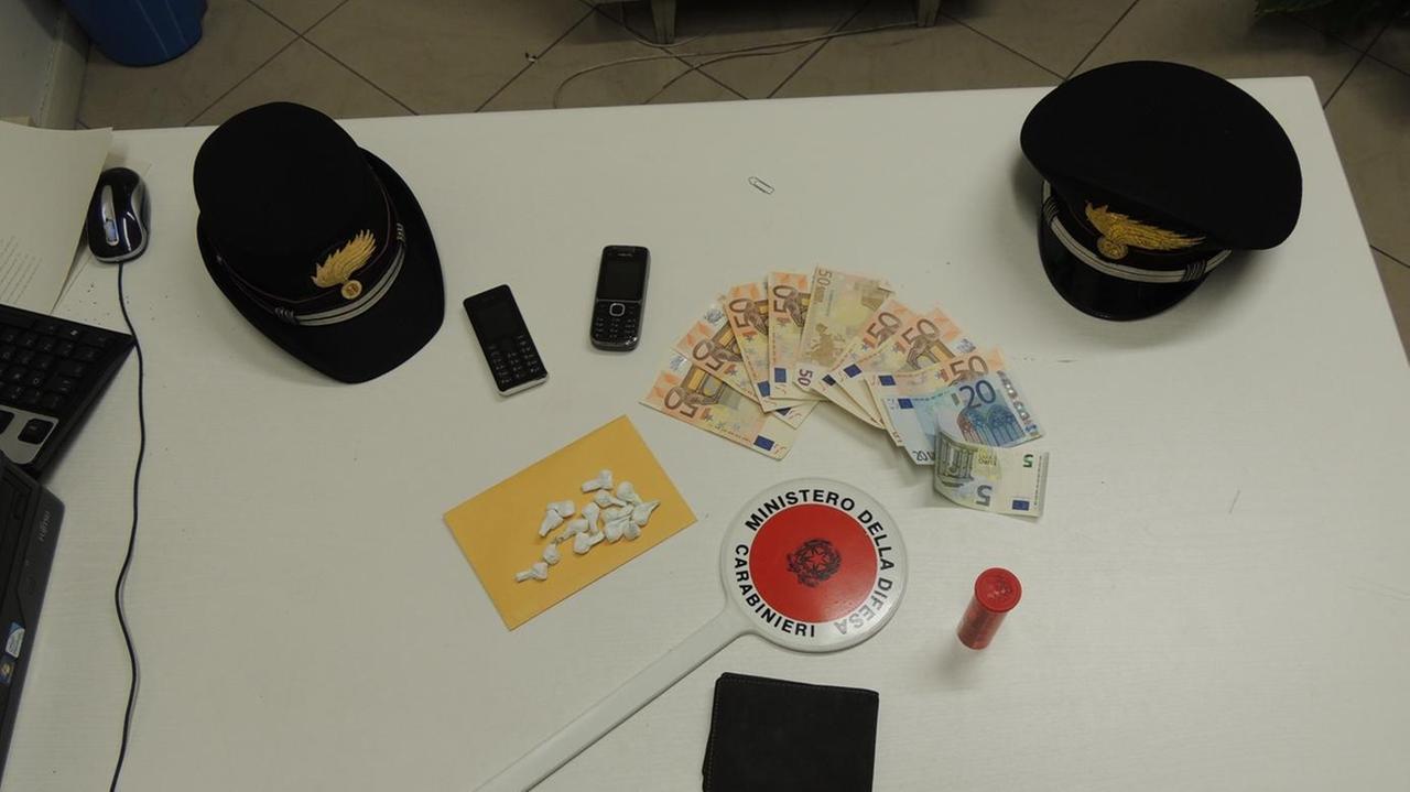 Le dosi di cocaina e il denaro sequestrato dai carabinieri allo spacciatore tunisino
