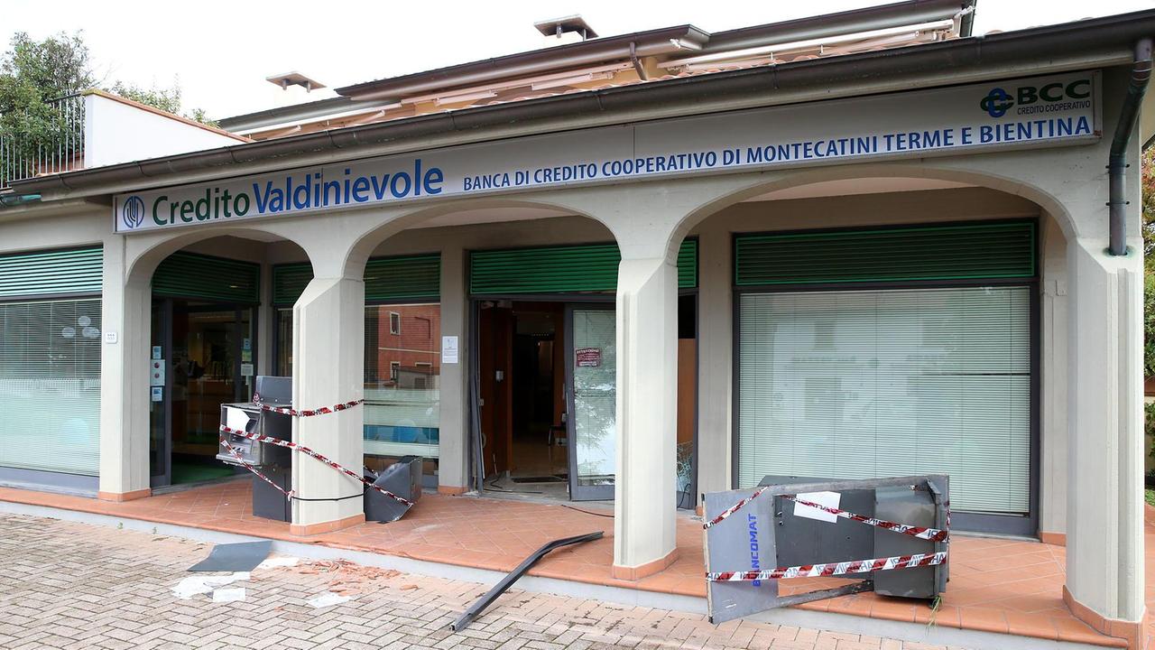 Bancomat e cassa continua fuori dalla banca (Foto Nucci)