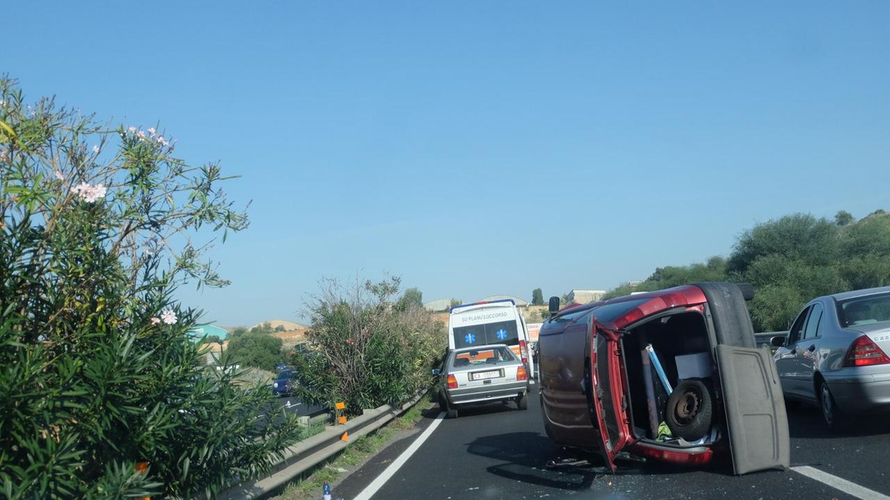 L'auto rovesciata nell'incidente sulla 130 (foto Pili/Rosas)