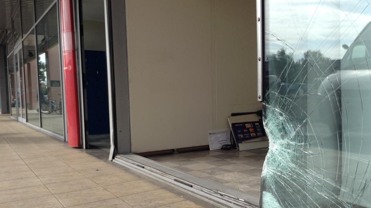 Ladri portano via di peso il bacomat Unicredit di via Toscana (foto Batavia)