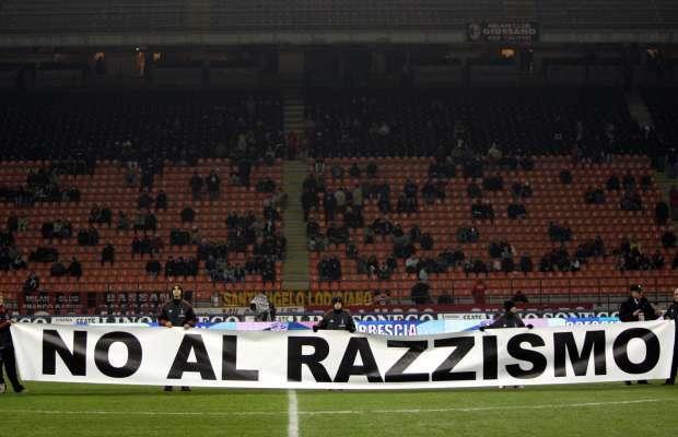 Uno striscione contro il razzismo nel calcio 