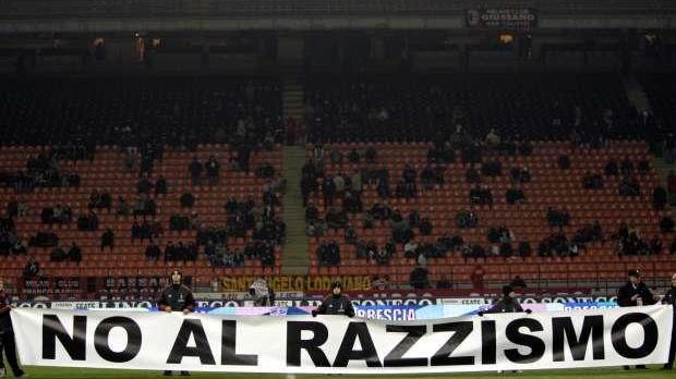 Uno striscione contro il razzismo nel calcio