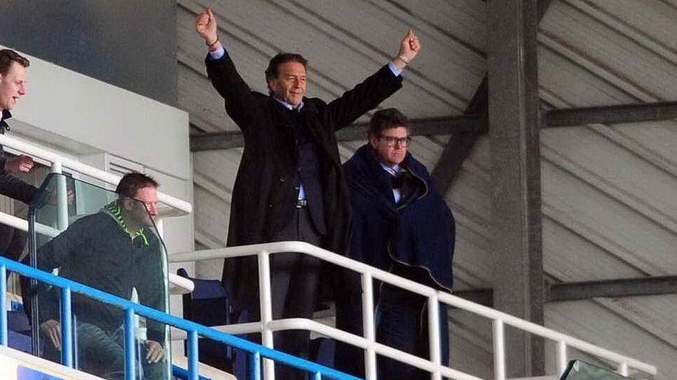 Massimo Cellino saluta i tifosi del Leeds United