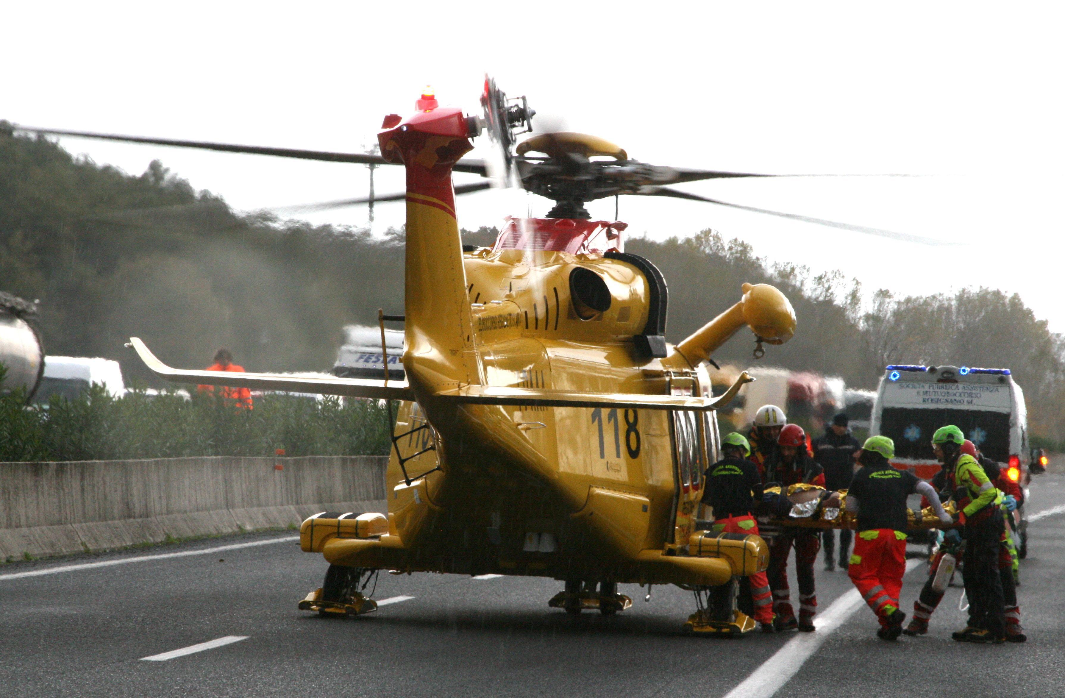 L'elisoccorso del 118 durante un intervento in autostrada