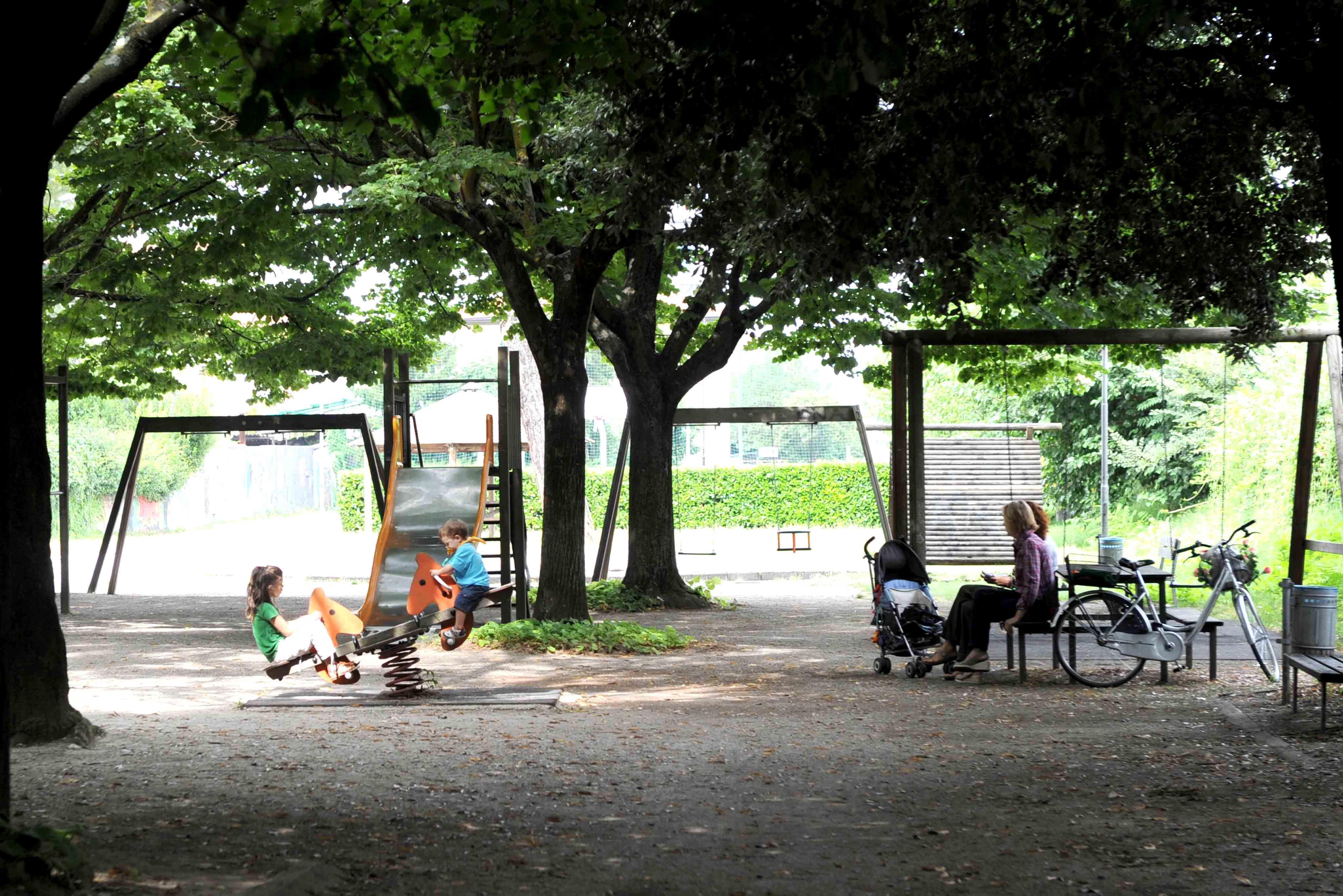 Bambini giocano in un giardino pubblico (foto d'archivio)