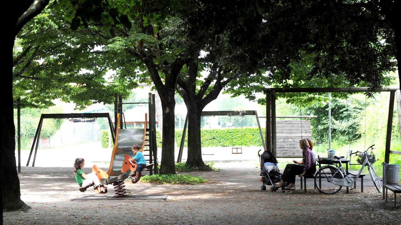 Bambini giocano in un giardino pubblico (foto d'archivio)