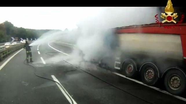 Camion in fiamme, lunghe code sull'A1