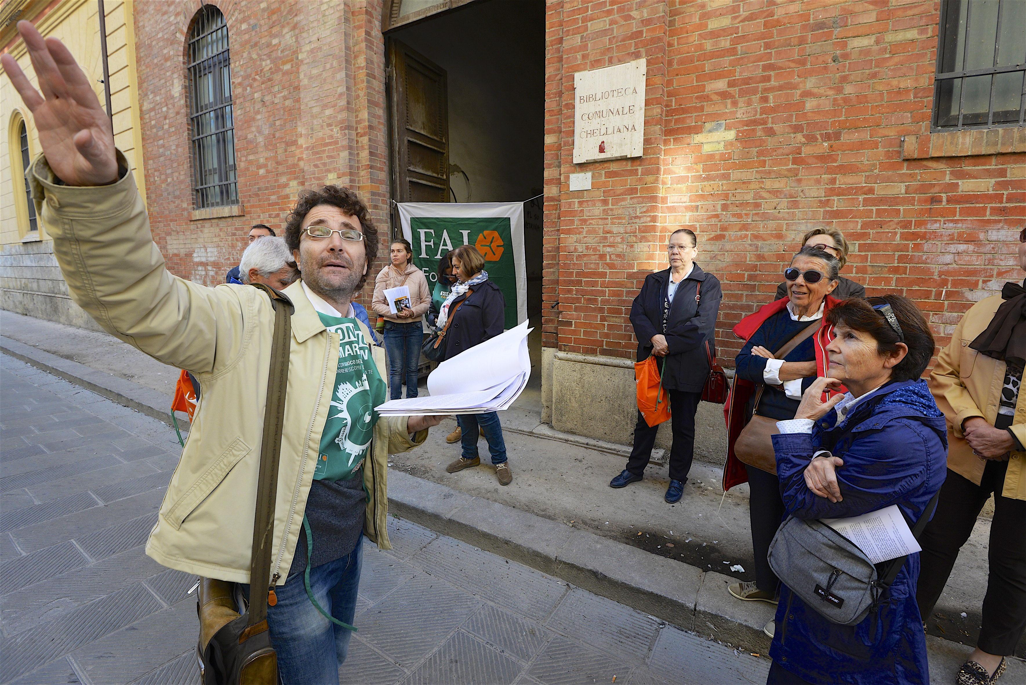 Palazzo Mensini, l'architetto Tombari dà spiegazioni ai visitatori (foto Bf) 