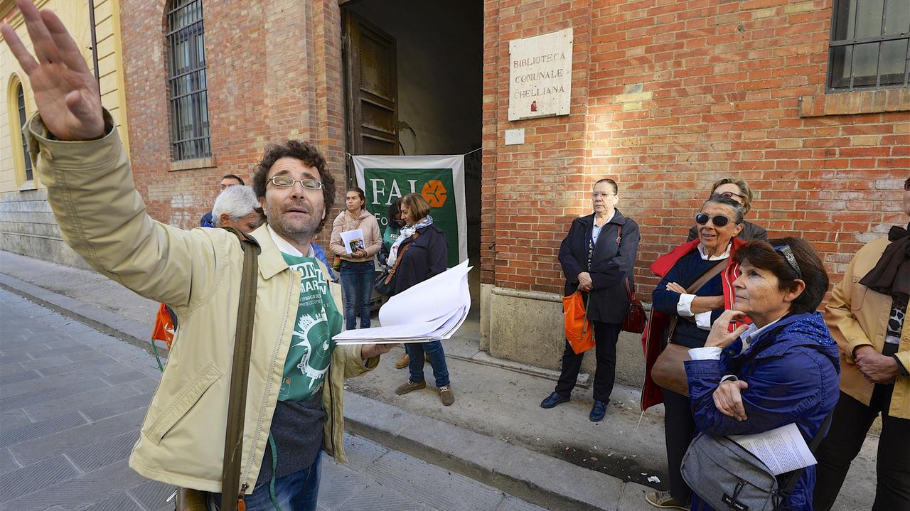 Palazzo Mensini, l'architetto Tombari dà spiegazioni ai visitatori (foto Bf)