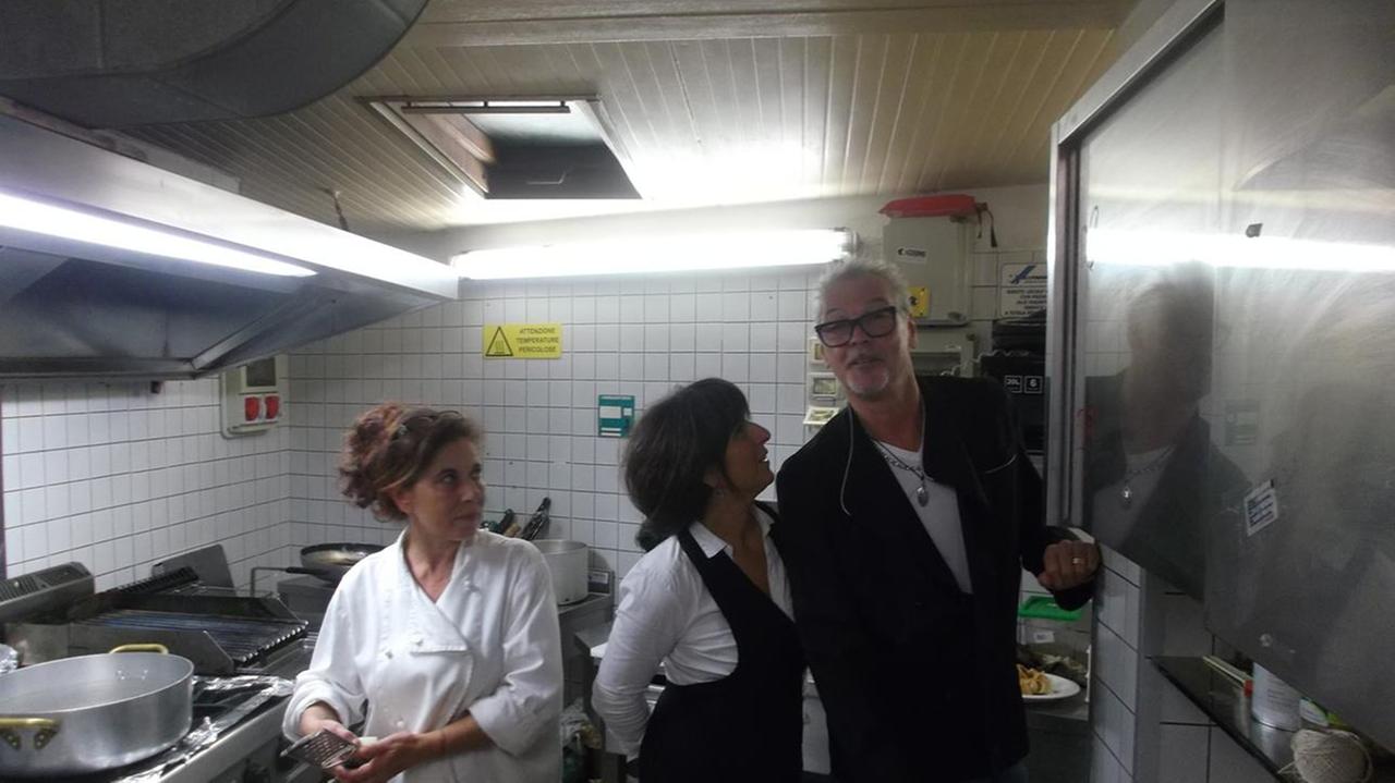 Stefano Tacconi all'interno della cucina del ristorante Etrusco