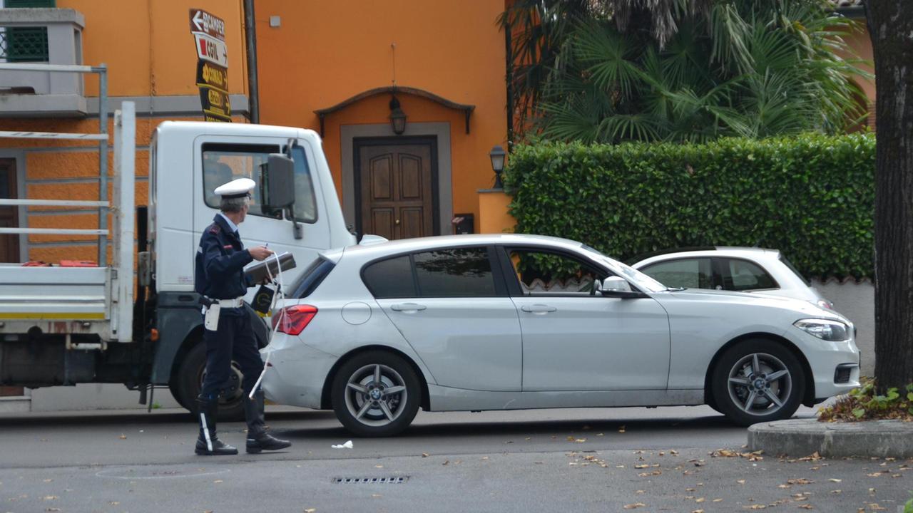 Travolto da un'auto mentre attraversa la strada: è grave