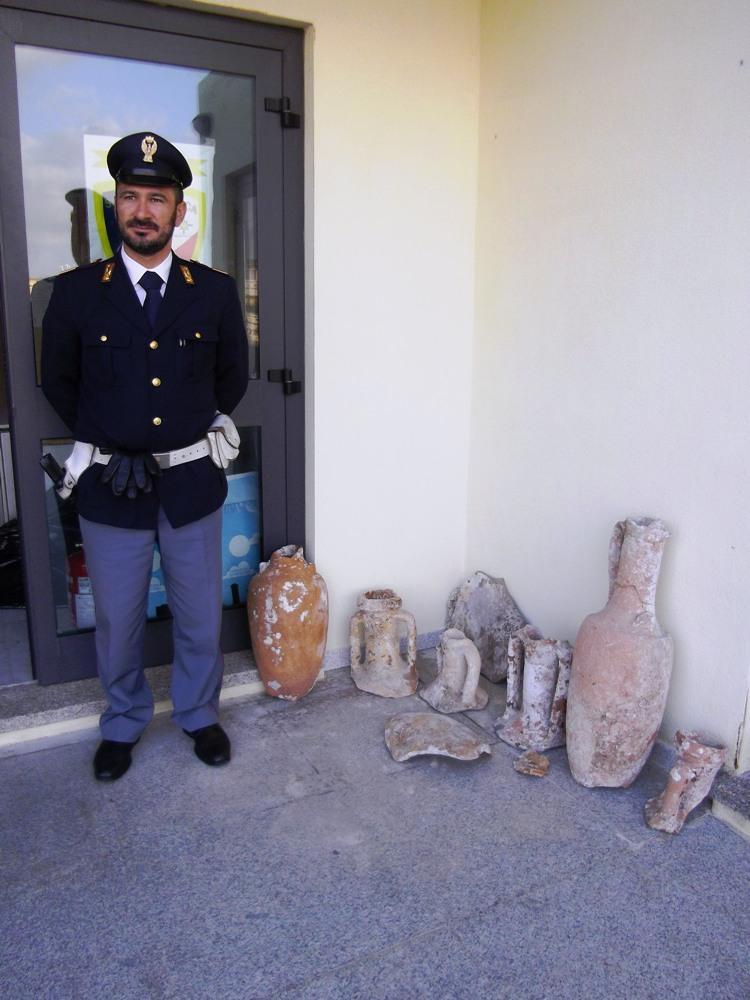 Le anfore recuperate dalla polizia