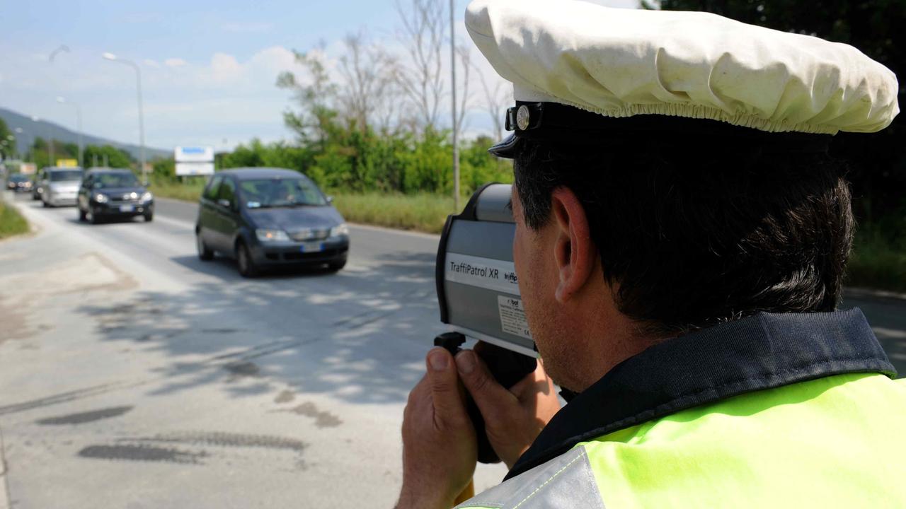 Controlli della polizia municipale con il telelaser (foto d'archivio)
