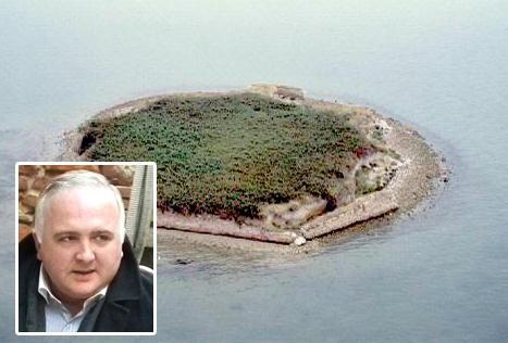L’isola “Ottagono degli Alberoni” e, nel riquadro, l’avvocato ed ex capitano dei carabinieri Marco Rezzonico