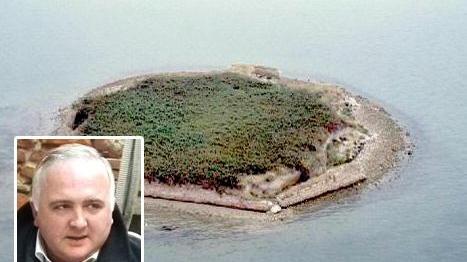 L’isola “Ottagono degli Alberoni” e, nel riquadro, l’avvocato ed ex capitano dei carabinieri Marco Rezzonico