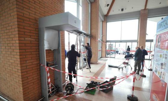Ladri col Suv sradicano il bancomat da un centro commerciale