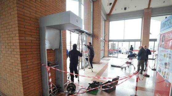 Ladri col Suv sradicano il bancomat da un centro commerciale
