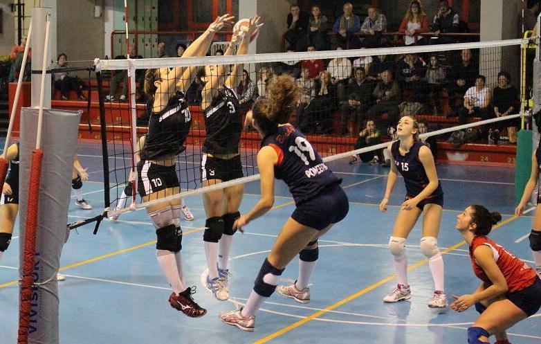 Un'azione di volley femminile