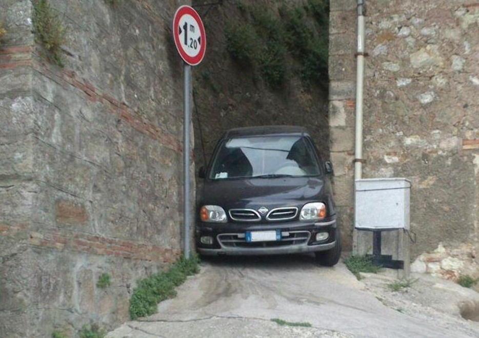 Un'auto nella strettoia