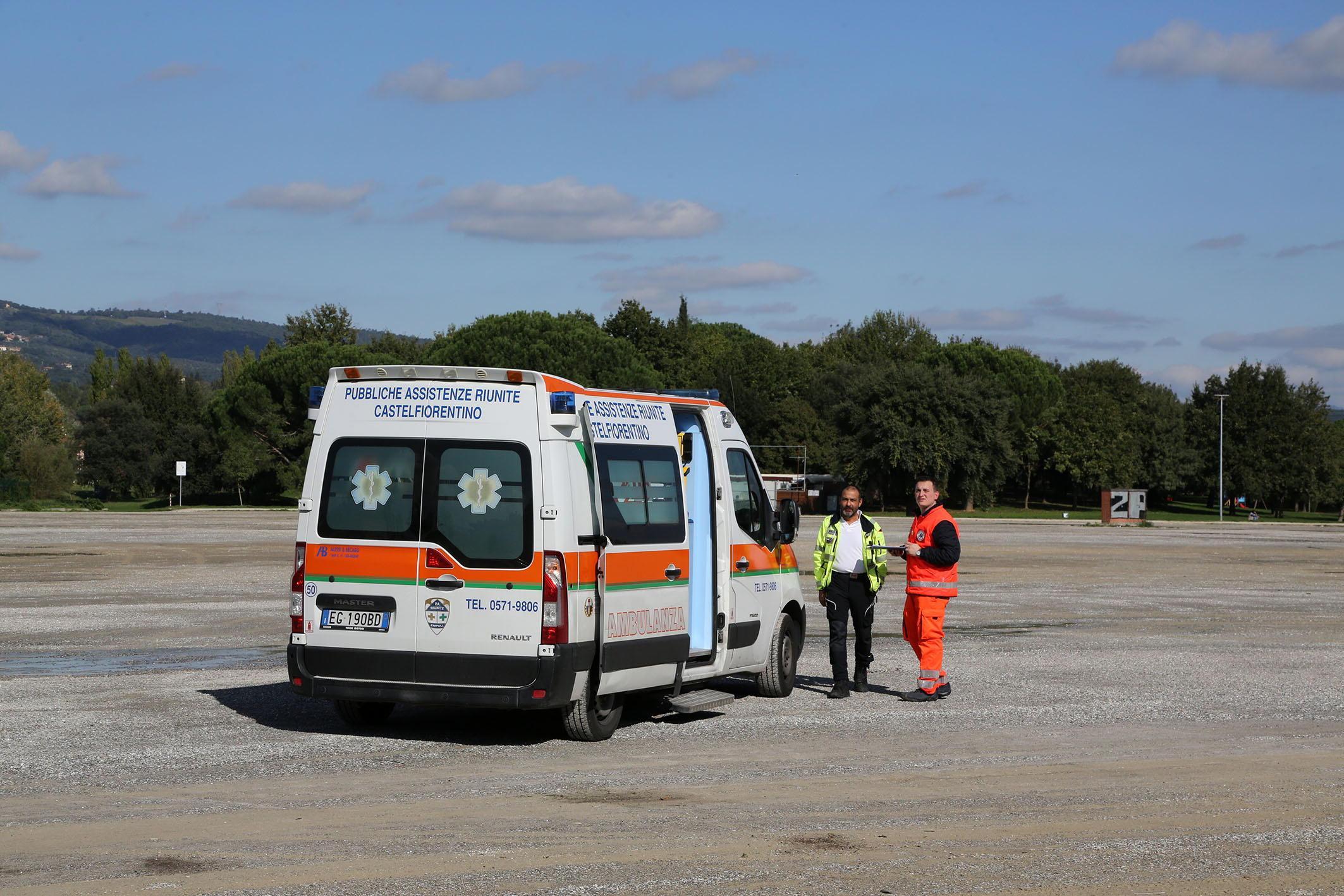 L’ambulanza della Pubblica Assistenza a Serravalle (Foto Agenzia Carlo Sestini)