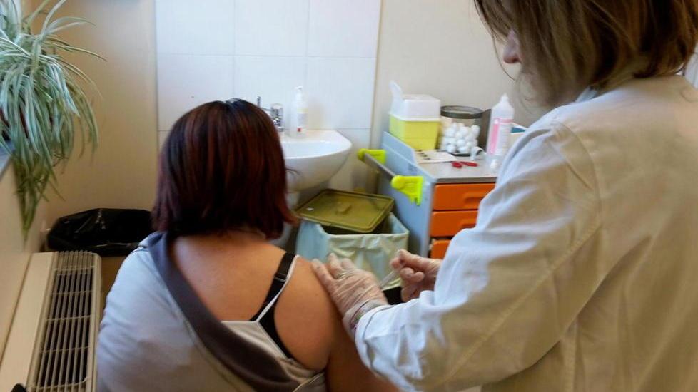 Respira da sola la ragazza colpita dalla meningite